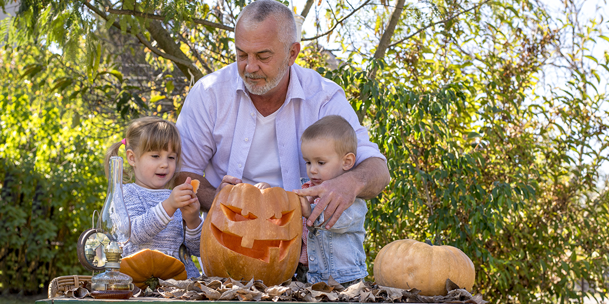 Residents with Dementia-carving-pumkin-with-grandkids